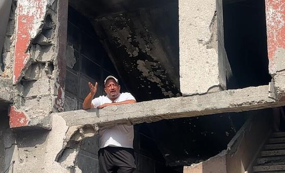 مع قلة البدائل السكنية وتأخر إعادة الإعمار، يلجأ الفلسطينيون في مدينة غزة  إلى العيش في مبانٍ متضررة من الحرب قد تنهار.